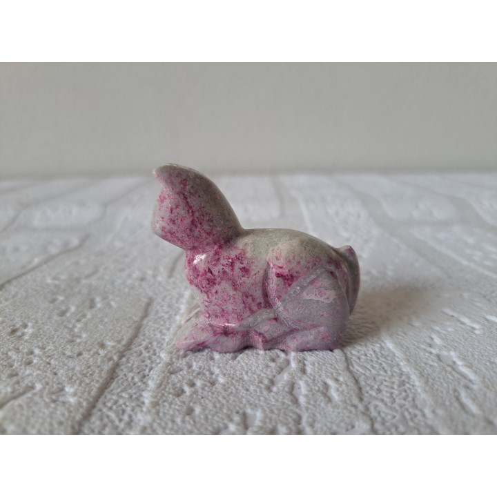 Liggende poes van natuursteen 5.5x2x4.5cm - dierfiguren