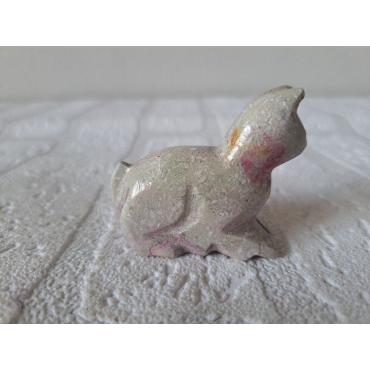 Liggende poes van natuursteen 5.5x2x4.5cm - dierfiguren