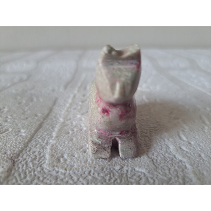 Liggende poes van natuursteen 5.5x2x4.5cm - dierfiguren