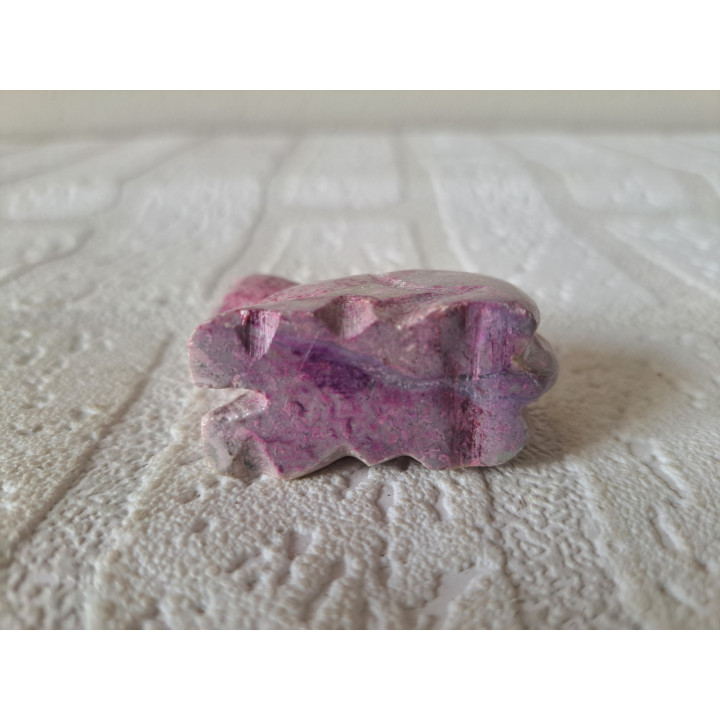 Liggende poes van natuursteen 5.5x2x4.5cm - dierfiguren