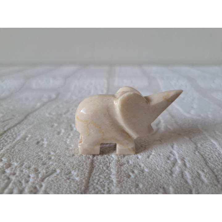 Crème neushoorn van natuursteen 5.5x1.5x3cm - dierfiguren