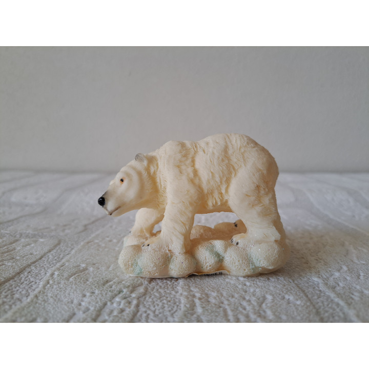 Wandelende ijsbeer van kunsthars door de sneeuw 8x5x6cm - dierfiguren