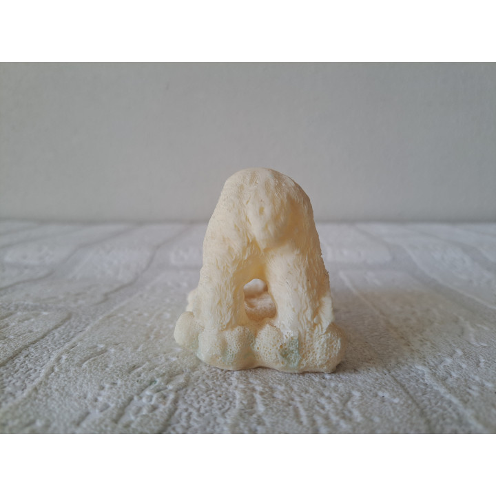 Wandelende ijsbeer van kunsthars door de sneeuw 8x5x6cm - dierfiguren