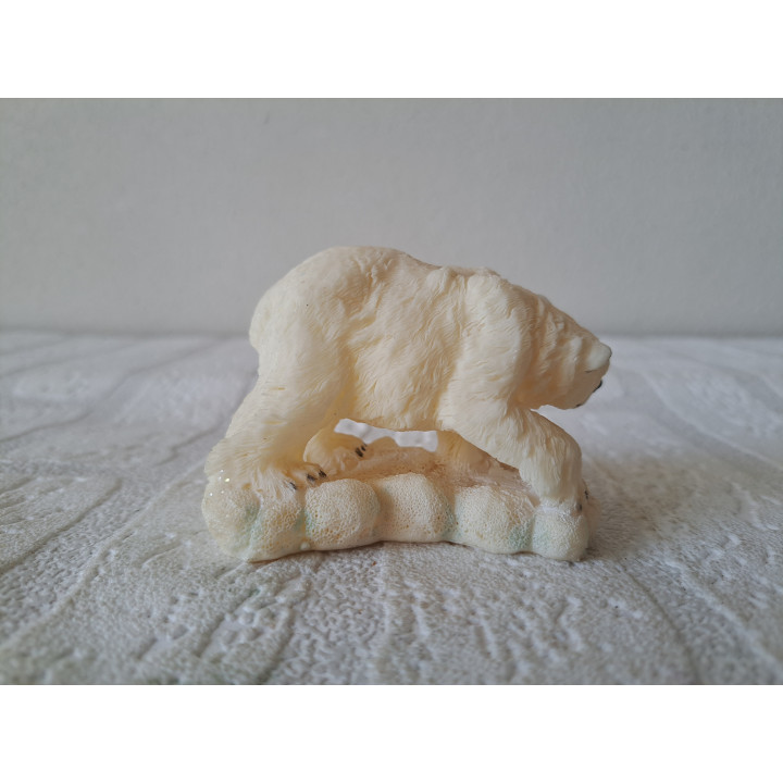 Wandelende ijsbeer van kunsthars door de sneeuw 8x5x6cm - dierfiguren