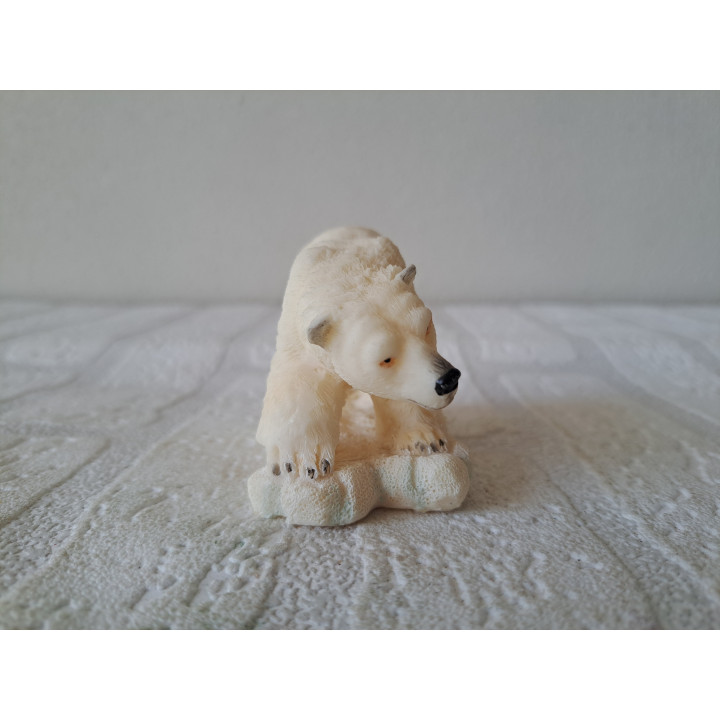 Wandelende ijsbeer van kunsthars door de sneeuw 8x5x6cm - dierfiguren