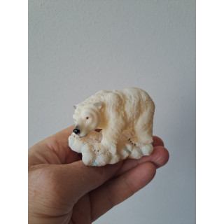 Wandelende ijsbeer van kunsthars door de sneeuw 8x5x6cm
