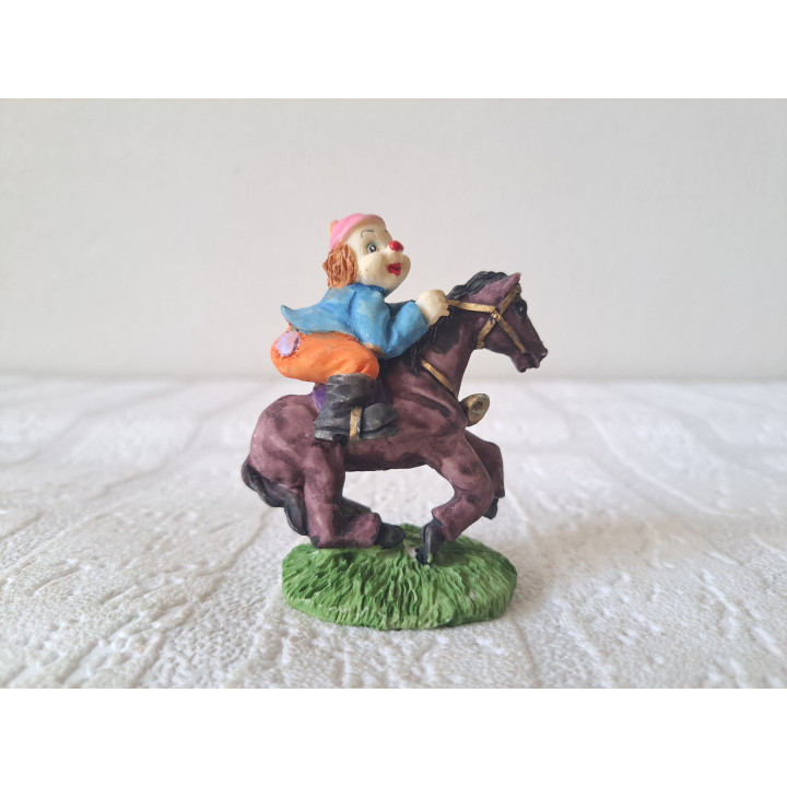 Clown van kunsthars als jockey op een paard 5.5x4x7cm - beeldjes