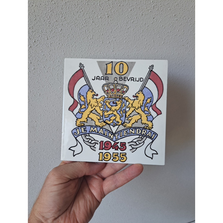 10 Jaar Bevrijd 1945-1955 Herdenkingstegel met Certificaat 15x15cm - Aardewerk