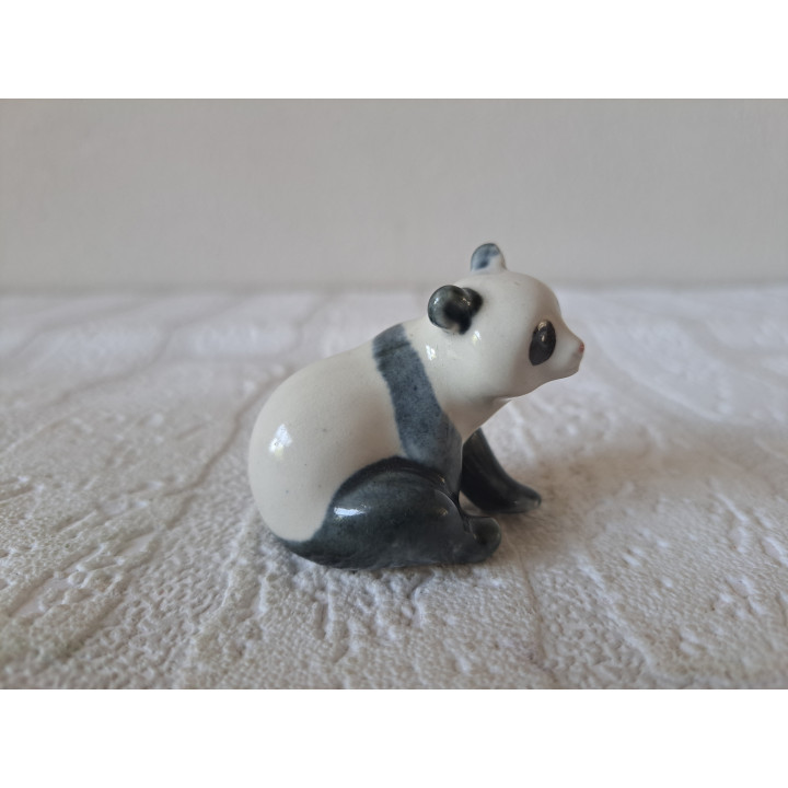 Zittende panda van porselein 5x3.5x4cm - dierfiguren