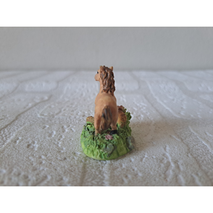 Paard van kunsthars met boomtakken 3.5x3x4cm - dierfiguren