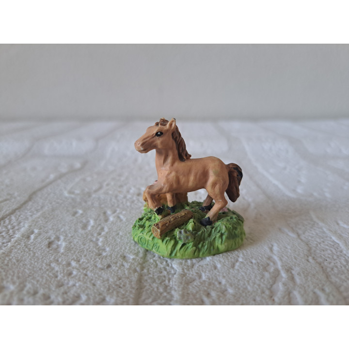 Paard van kunsthars met boomtakken 3.5x3x4cm - dierfiguren