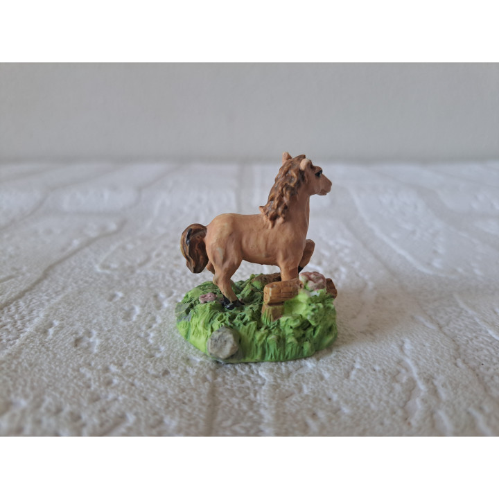 Paard van kunsthars met boomtakken 3.5x3x4cm - dierfiguren