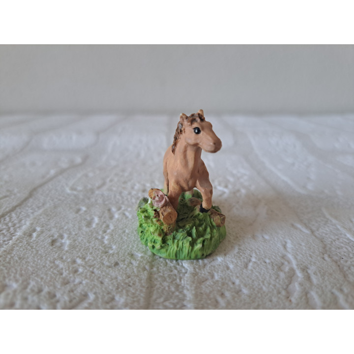 Paard van kunsthars met boomtakken 3.5x3x4cm - dierfiguren