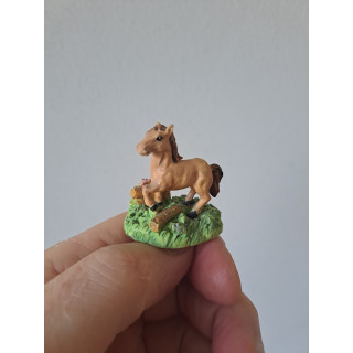 Paard van kunsthars met boomtakken 3.5x3x4cm