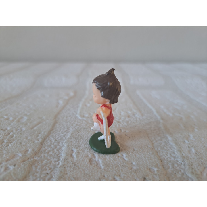 Meisje van kunststof aan het touwtjespringen 3x1.5x3cm - poppetjes