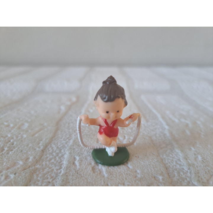 Meisje van kunststof aan het touwtjespringen 3x1.5x3cm - poppetjes