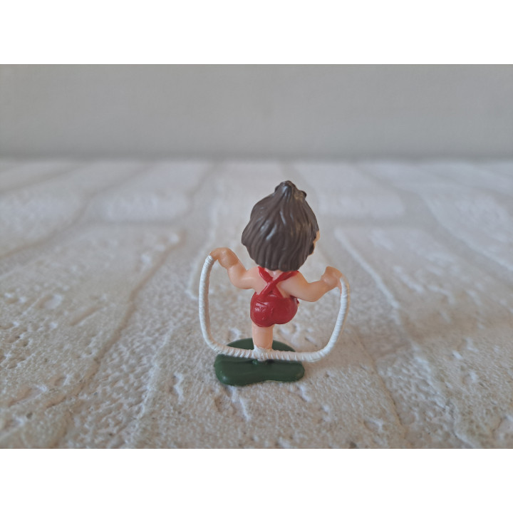 Meisje van kunststof aan het touwtjespringen 3x1.5x3cm - poppetjes