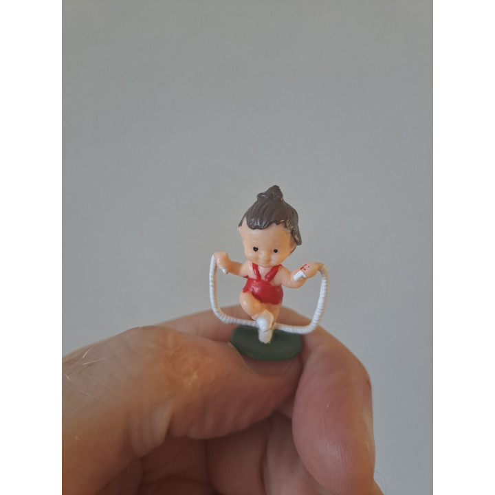Meisje van kunststof aan het touwtjespringen 3x1.5x3cm