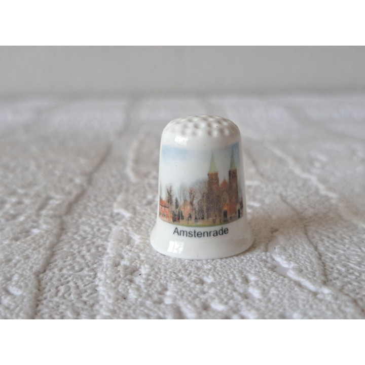 Neogotische parochiekerk in Amstenrade vingerhoedje - Verzamelobject Neogotische parochiekerk in Amstenrade vingerhoedje - Verzamelobject