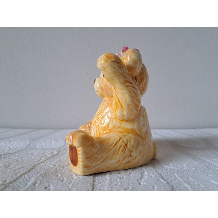 Zittende beer van porselein met strik spaarpot 11x9x12.5cm - spaarpotten