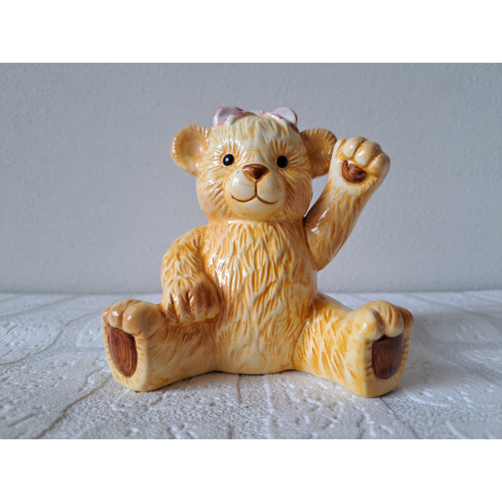 Zittende beer van porselein met strik spaarpot 11x9x12.5cm - spaarpotten