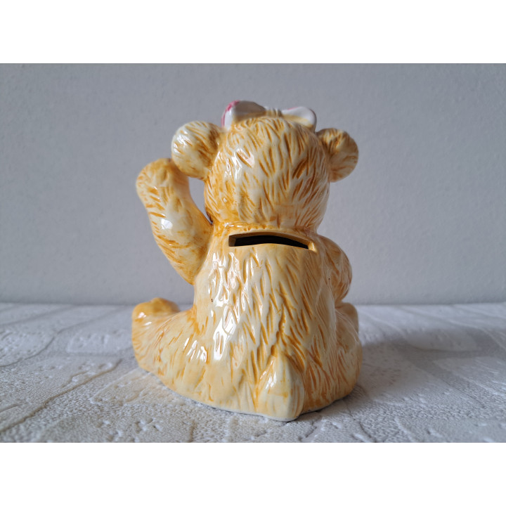 Zittende beer van porselein met strik spaarpot 11x9x12.5cm - spaarpotten