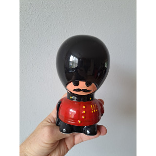 Britse soldaat van de Koninklijke Garde spaarpot D10xH17cm