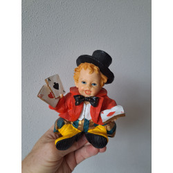 Jongen van kunsthars met speelkaarten spaarpot 12x13x14cm