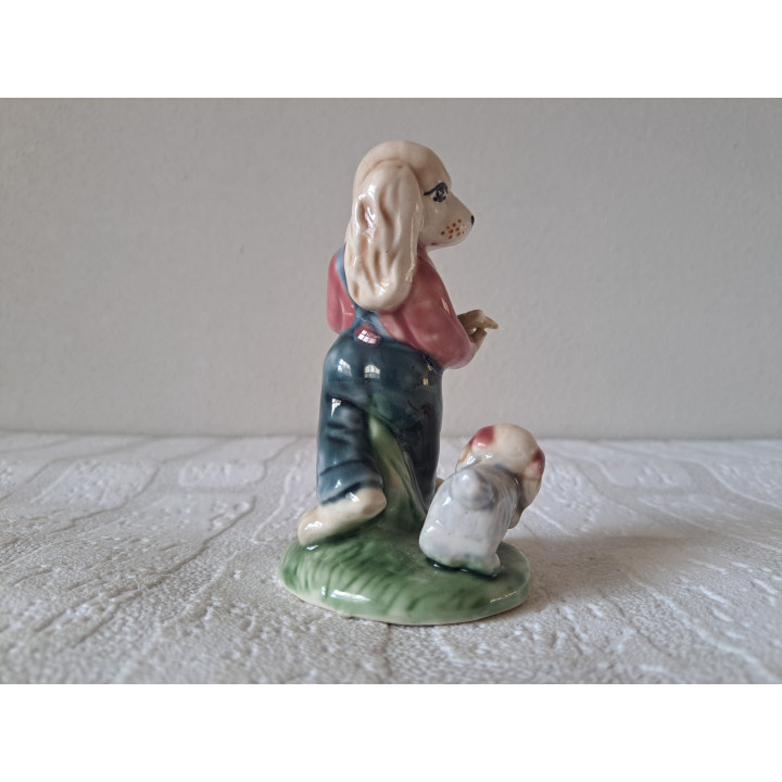 Cocker spaniel van porselein met vis en puppy 6.5x6x12cm - dierfiguren