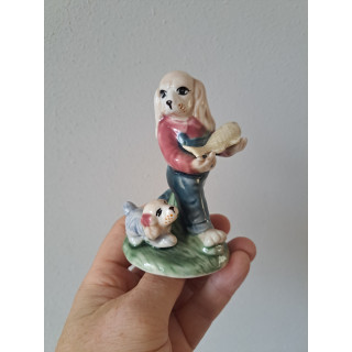 Cocker spaniel van porselein met vis en puppy 6.5x6x12cm