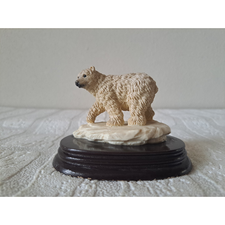 Baby ijsbeer van kunsthars op een hout plateau 10x7.5x8cm - dierfiguren