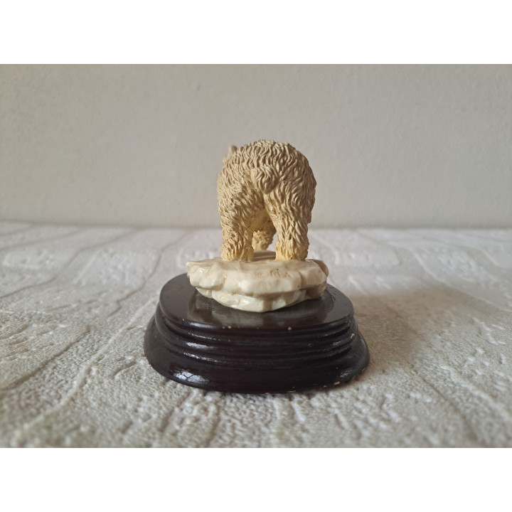 Baby ijsbeer van kunsthars op een hout plateau 10x7.5x8cm - dierfiguren