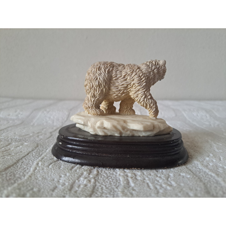 Baby ijsbeer van kunsthars op een hout plateau 10x7.5x8cm - dierfiguren