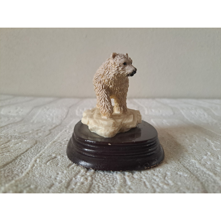 Baby ijsbeer van kunsthars op een hout plateau 10x7.5x8cm - dierfiguren