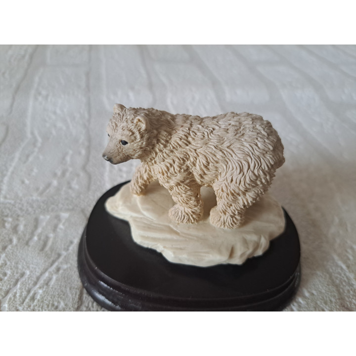 Baby ijsbeer van kunsthars op een hout plateau 10x7.5x8cm - dierfiguren