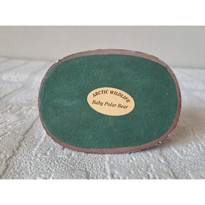 Baby ijsbeer van kunsthars op een hout plateau 10x7.5x8cm - dierfiguren