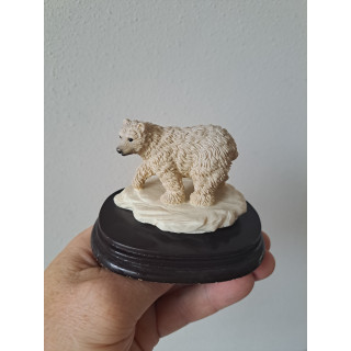 Baby ijsbeer van kunsthars op een hout plateau 10x7.5x8cm