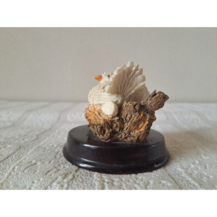 Witte duiven van kunsthars op een hout plateau D8xH7.5cm - dierfiguren