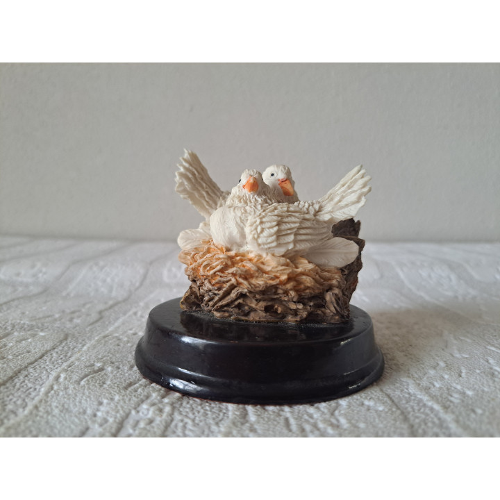Witte duiven van kunsthars op een hout plateau D8xH7.5cm - dierfiguren