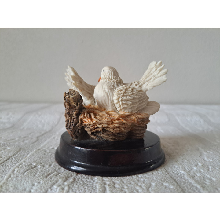 Witte duiven van kunsthars op een hout plateau D8xH7.5cm - dierfiguren