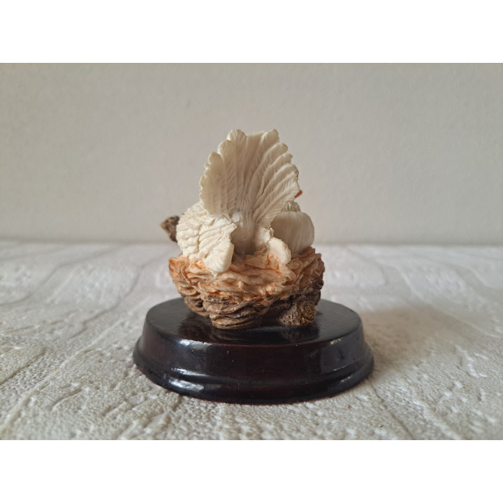 Witte duiven van kunsthars op een hout plateau D8xH7.5cm - dierfiguren