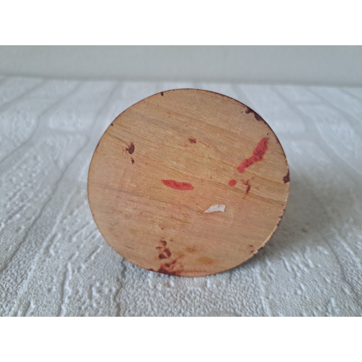 Witte duiven van kunsthars op een hout plateau D8xH7.5cm - dierfiguren