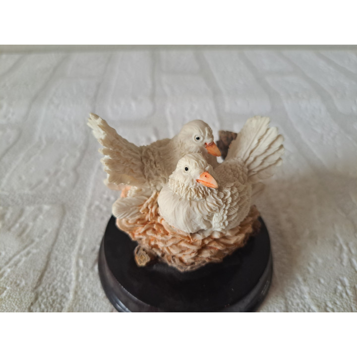 Witte duiven van kunsthars op een hout plateau D8xH7.5cm - dierfiguren