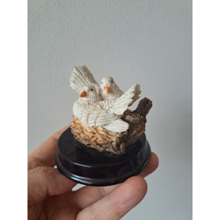 Witte duiven van kunsthars op een hout plateau D8xH7.5cm
