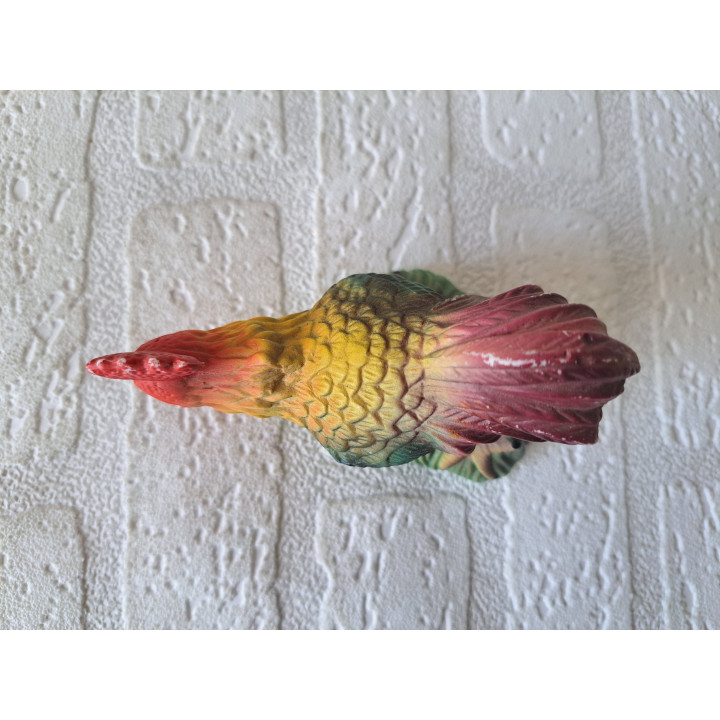 Rennende haan van porselein 11x6x8cm - dierfiguren