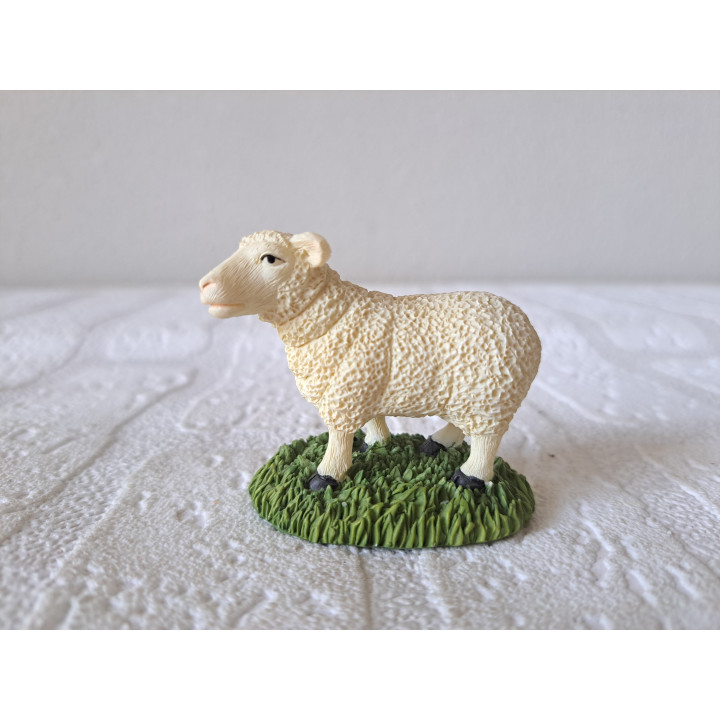 Schaap van kunsthars op het gras 6x3x5cm - dierfiguren