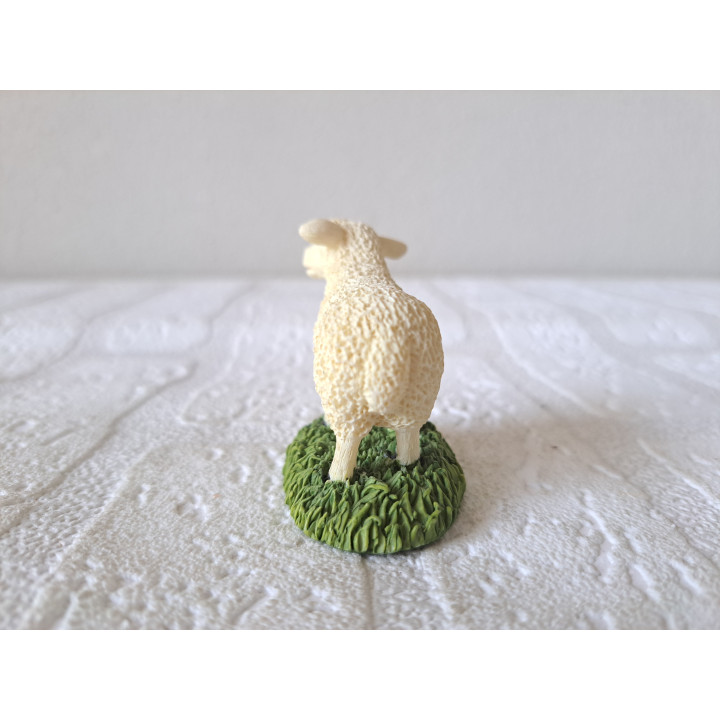 Schaap van kunsthars op het gras 6x3x5cm - dierfiguren