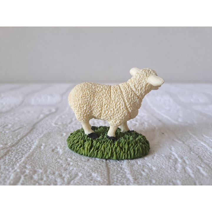 Schaap van kunsthars op het gras 6x3x5cm - dierfiguren