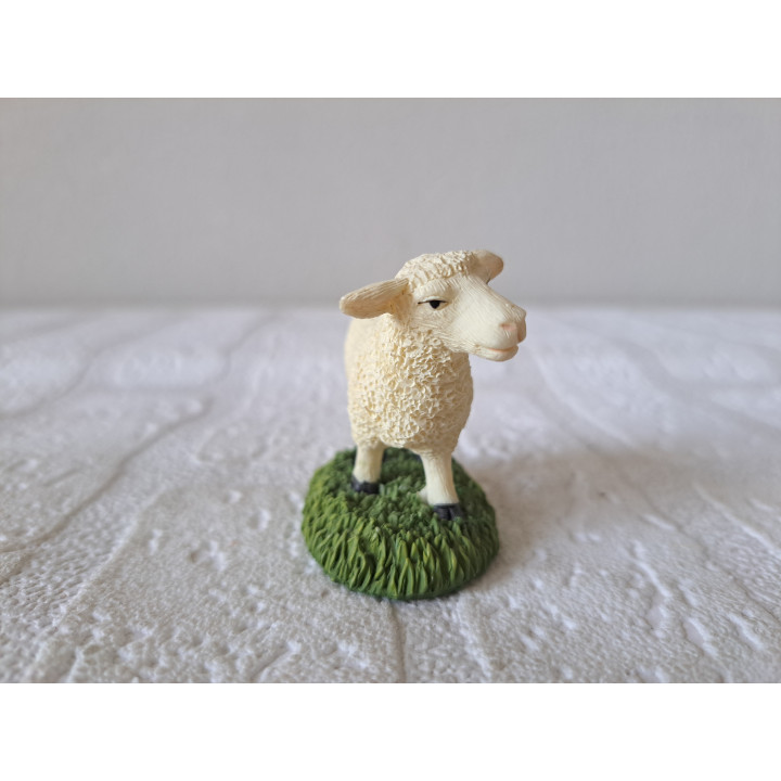 Schaap van kunsthars op het gras 6x3x5cm - dierfiguren