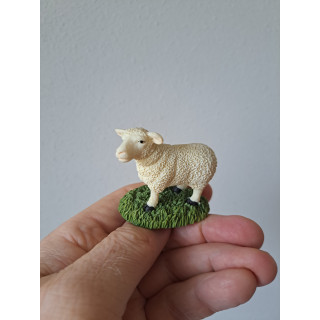 Schaap van kunsthars op het gras 6x3x5cm